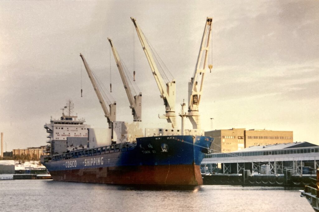 TIAN XI En ovanligt stort fartyg lastad med bilar till stålrör Lossar  i ex Frihamnen Foto Classe Sandberg 20230225
